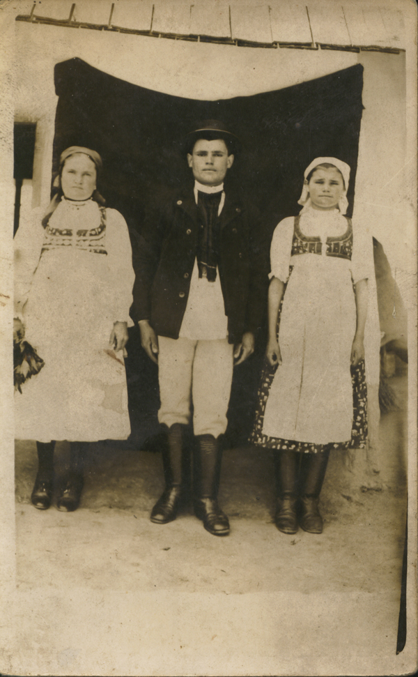 Dániel Kiss şi cele două surori ale sale la Târgul de seceriş din Mociu în 1943