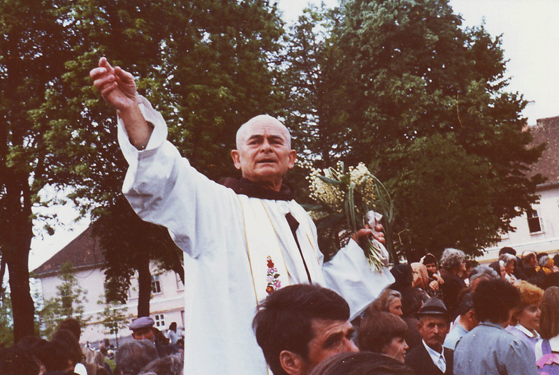 Franciscanii salută grupurile de pelerini ale parohiilor (1993). Foto: Tánczos Vilmos
